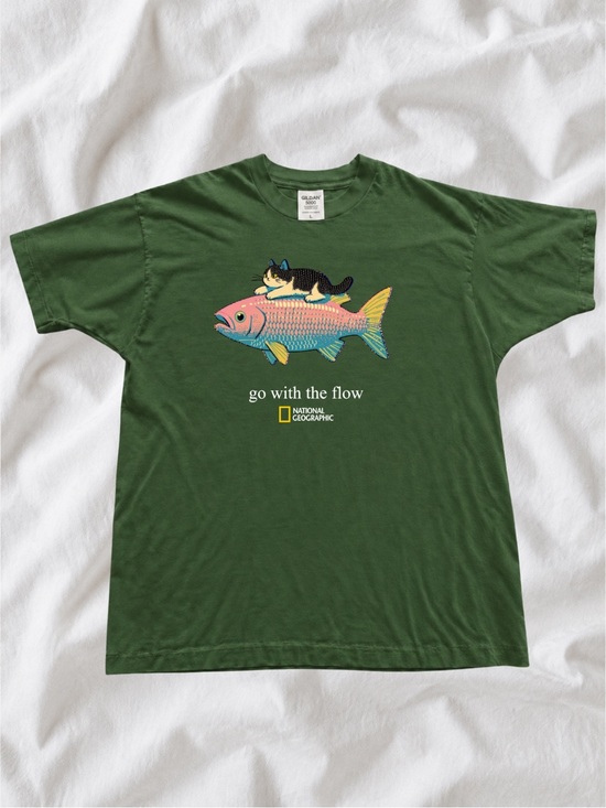 Gildan Tops - Green Tee with Colorful Fish & Cat Graphic T-shirt